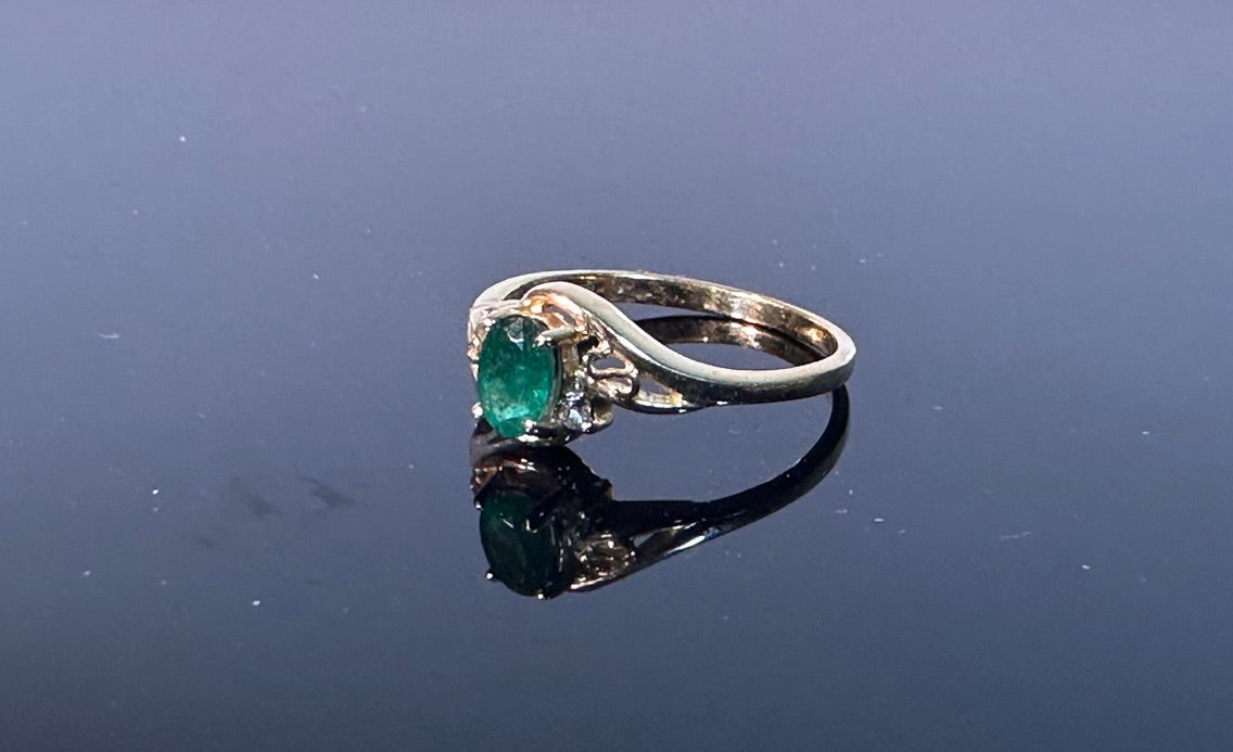 Vintage Emerald ring in 10K Gold with diamond accents