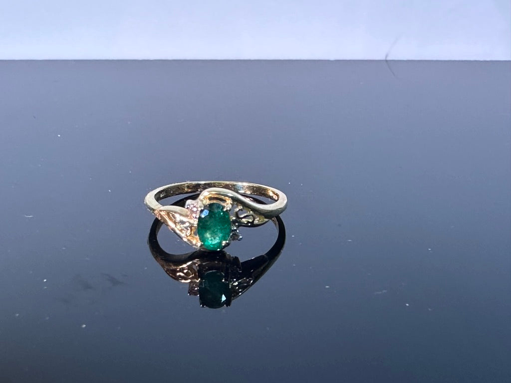 Vintage Emerald ring in 10K Gold with diamond accents