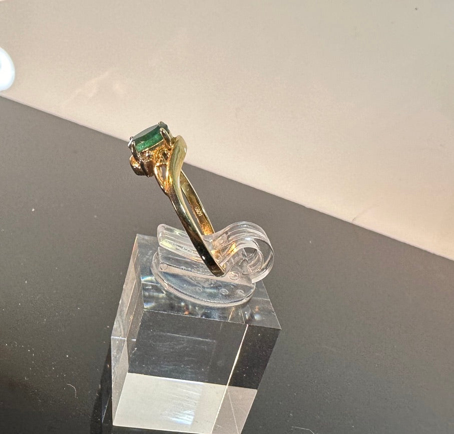 Vintage Emerald ring in 10K Gold with diamond accents