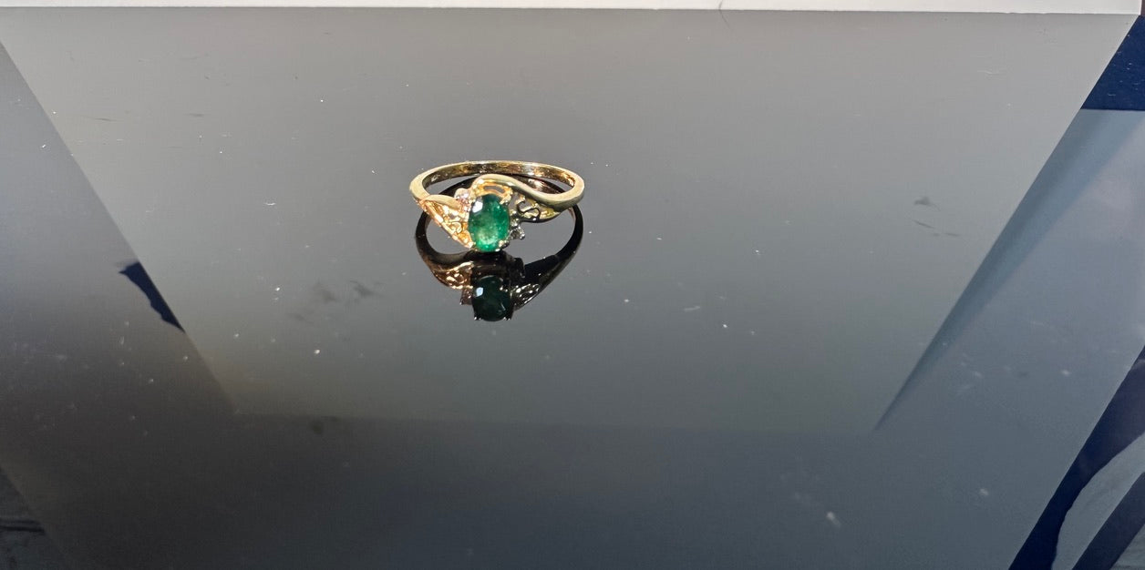 Vintage Emerald ring in 10K Gold with diamond accents