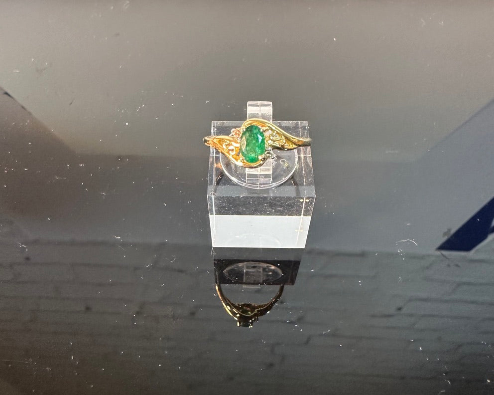 Vintage Emerald ring in 10K Gold with diamond accents