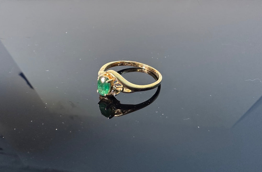 Vintage Emerald ring in 10K Gold with diamond accents
