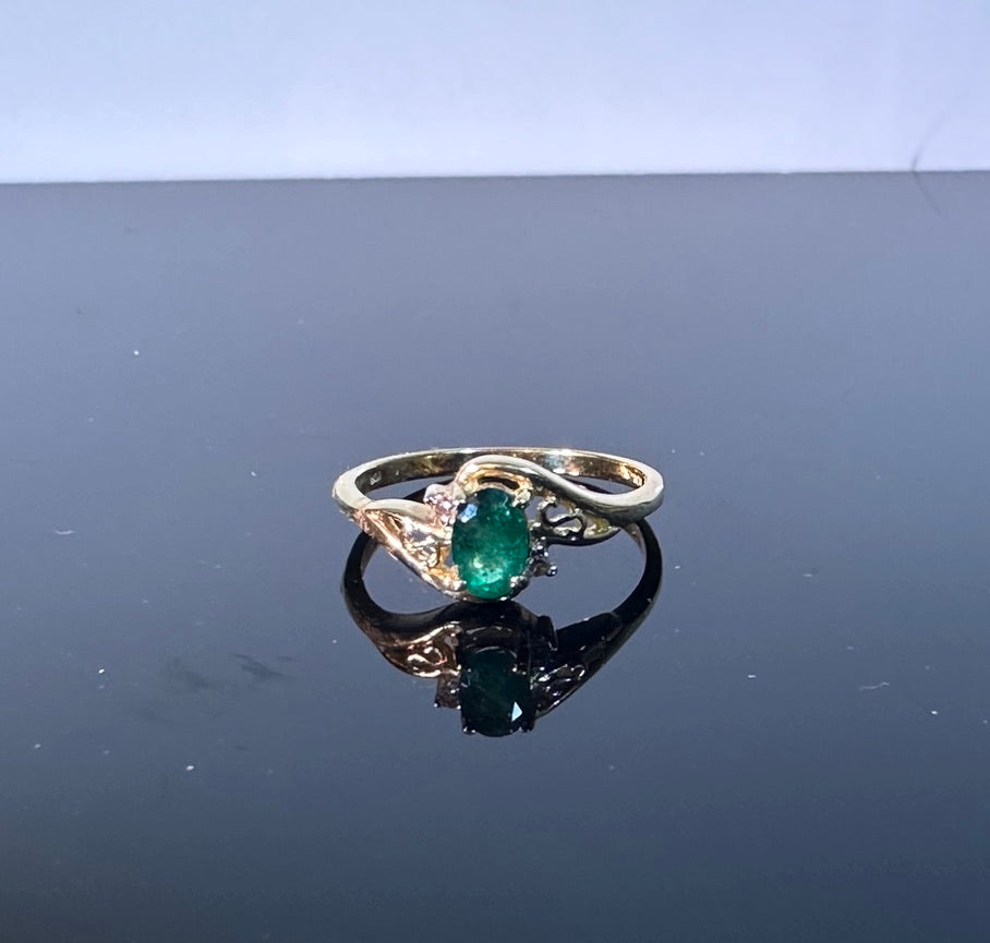 Vintage Emerald ring in 10K Gold with diamond accents