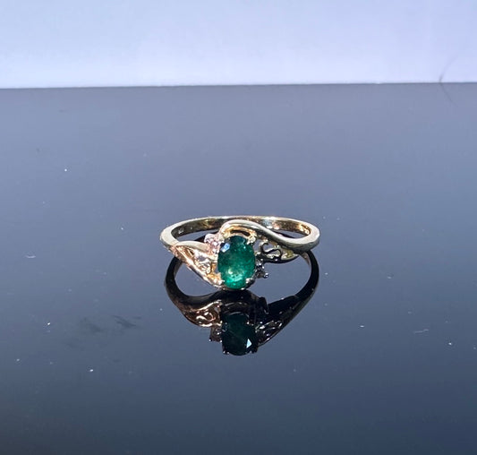 Vintage Emerald ring in 10K Gold with diamond accents