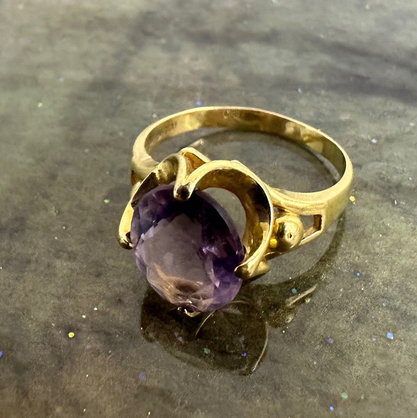 Amethyst in fluted 14K gold Ring