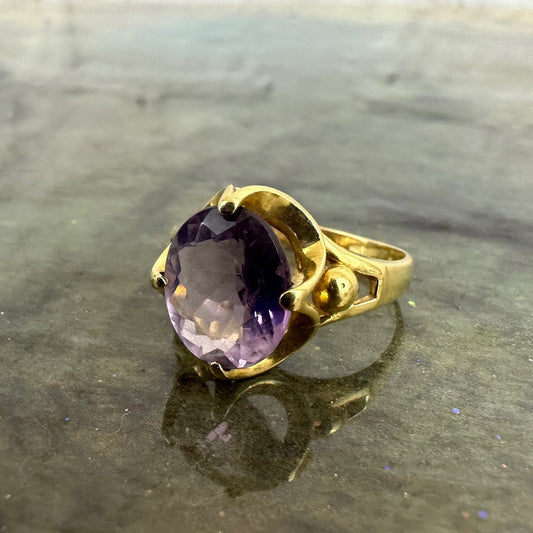 Amethyst in fluted 14K gold Ring